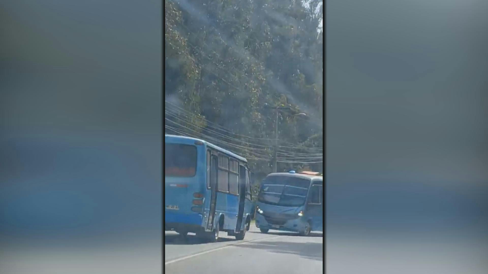 Registran violenta pelea de choferes en El Tabo que puso en peligro a automovilistas