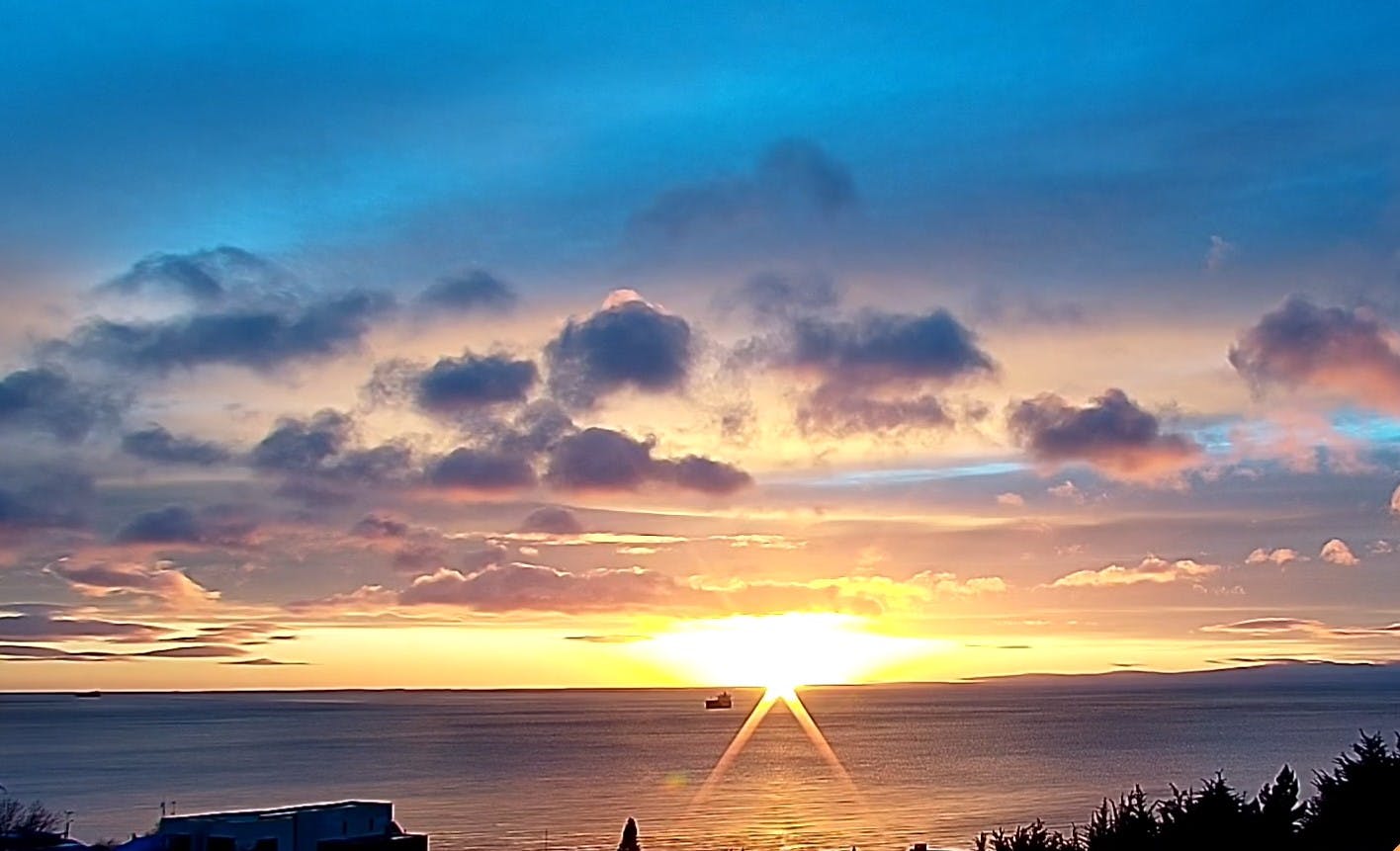 Iván Torres responde: ¿Por qué el sol sale por el mar en Punta Arenas?