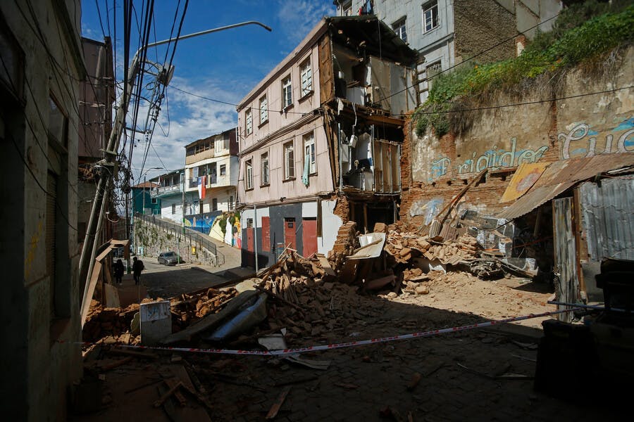 "Cortaron vigas": Vecinos salvaron de milagro de impactante derrumbe de casa en Valparaíso