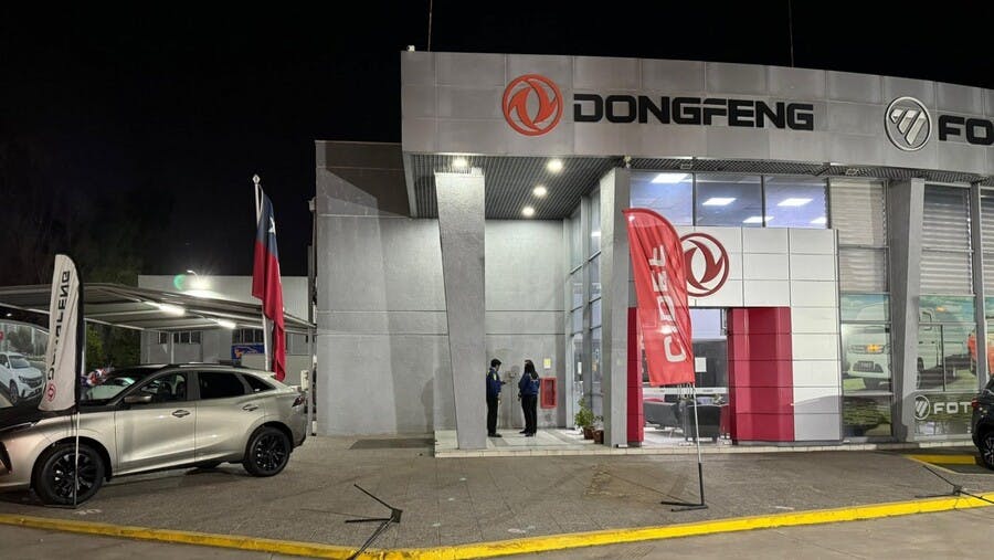 10 autos en menos de 10 minutos: Delincuentes roban automotora en Estación Central 