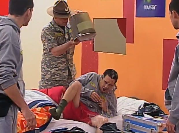 ¡Agurto recibe un cubo de agua!