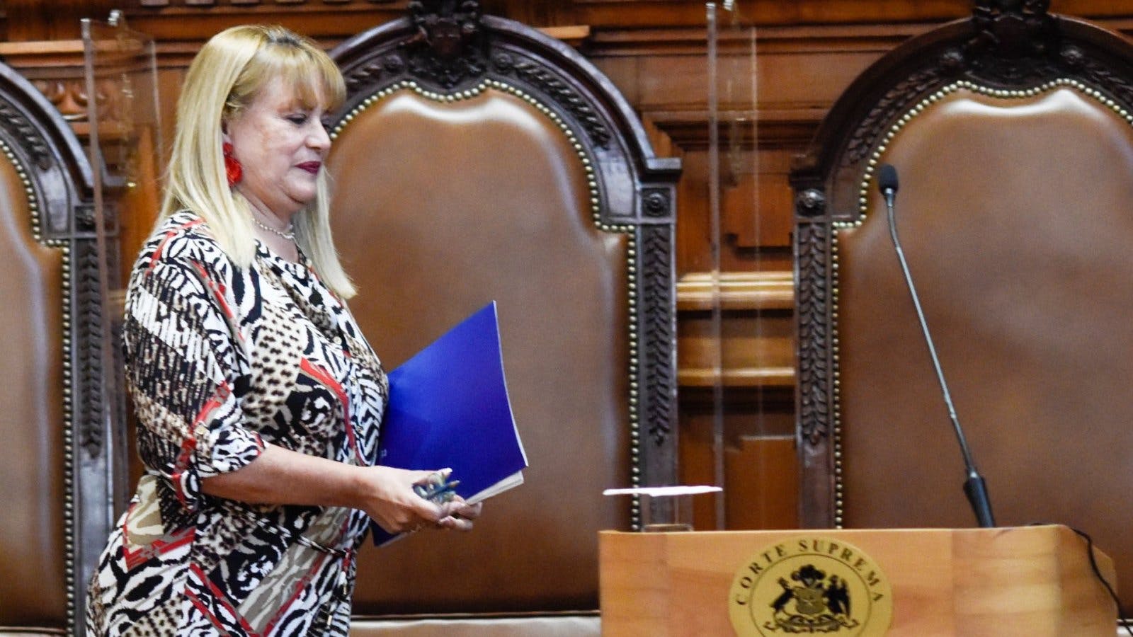 "Cayó en desagracia con sus pares": La serie de cuestionamientos que enfrenta Ángela Vivanco