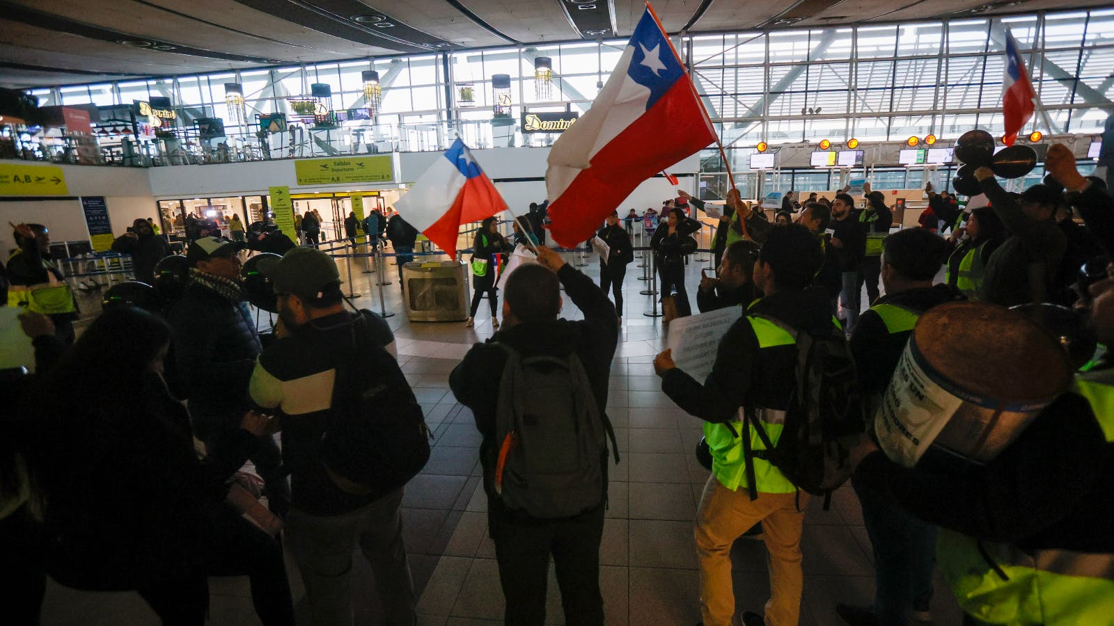 Nuevo Pudahuel confía en resolver paro de trabajadores del aeropuerto antes de Fiestas Patrias