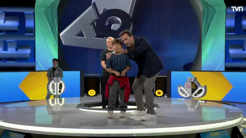 Pequeño del público sorprende con talento para el baile