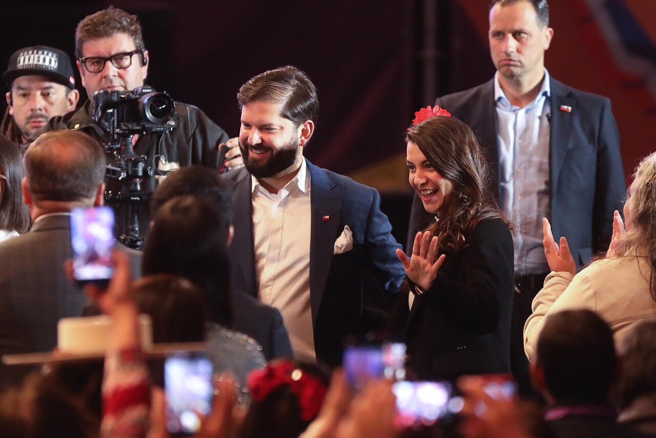 Presidente Boric se luce con pie de cueca junto a su pareja Paula Carrasco