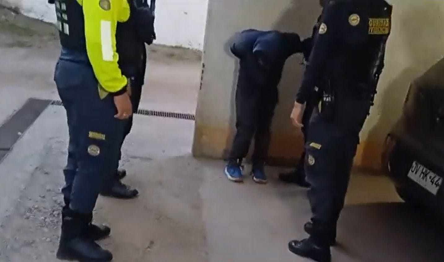 ¡Insólito! Simón Oliveros encontró a un delincuente durmiendo al interior de su vehículo