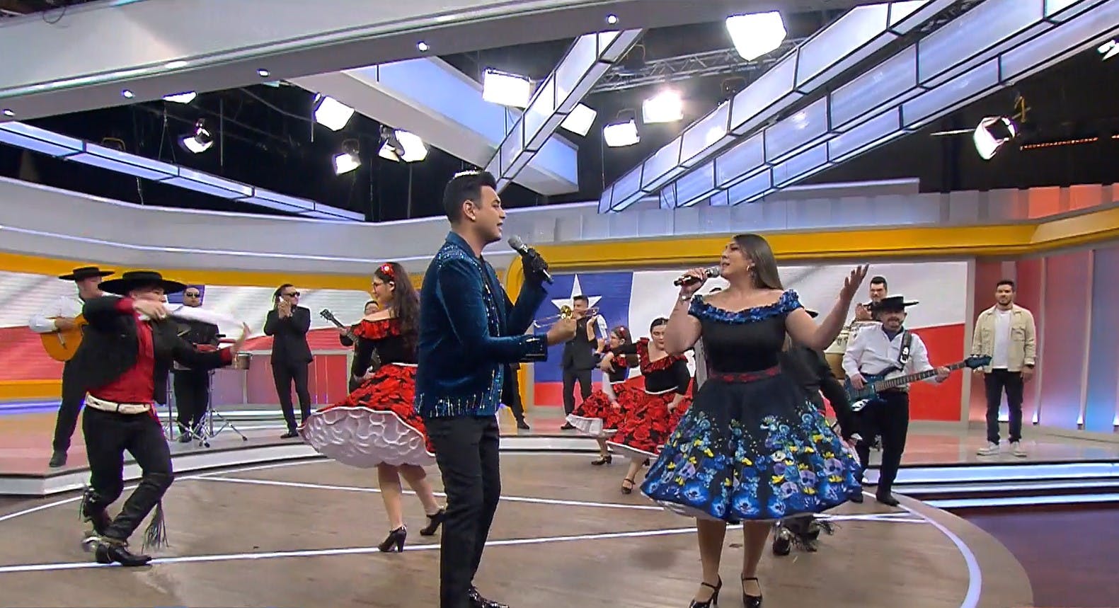 Jordan nos sorprende con una cueca con el grupo Medialuna de Amores