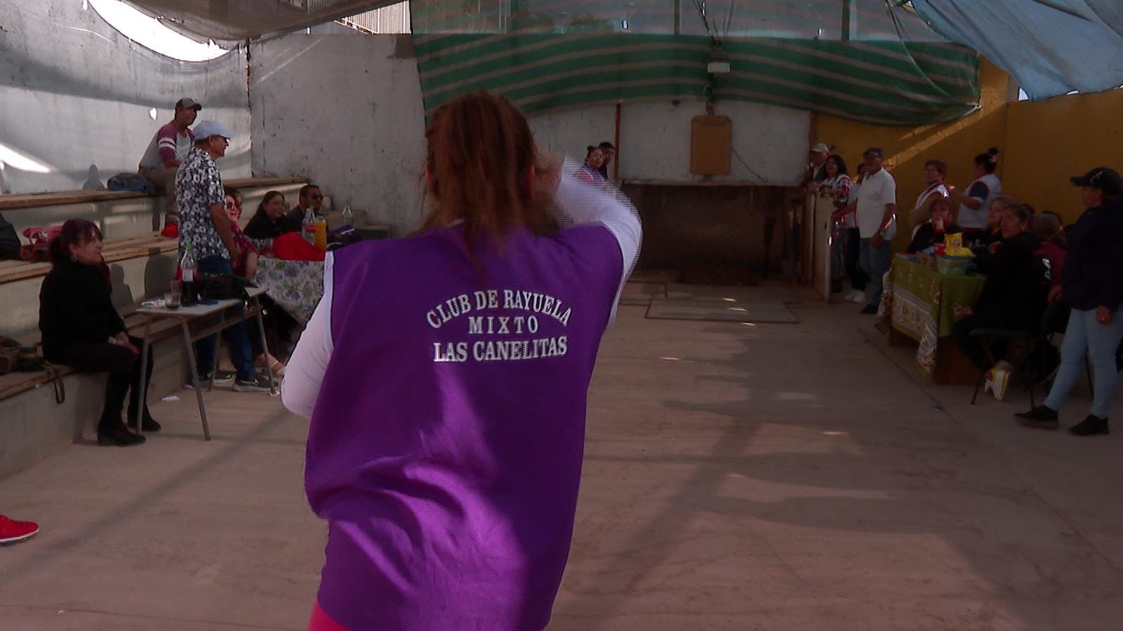 Mujeres se lucen en la rayuela