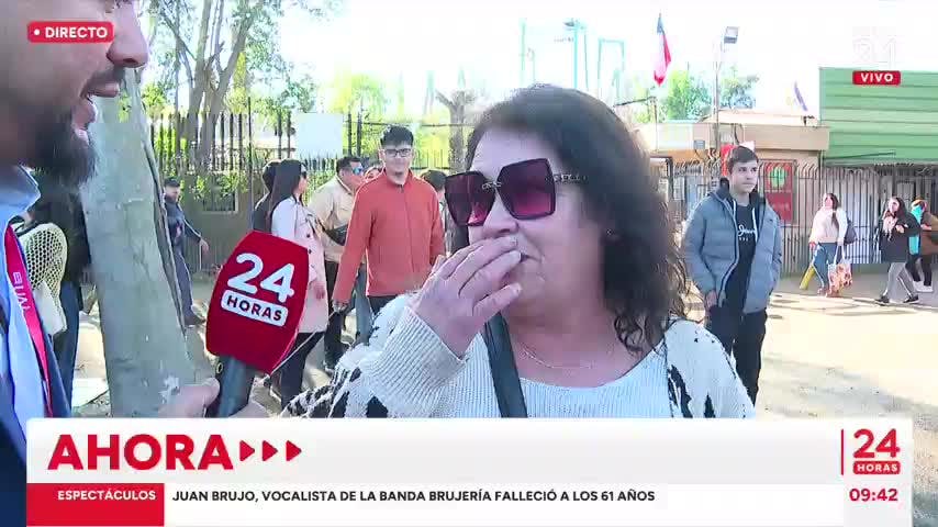 Papás y mamás llegan a ver a sus hijos a desfilar