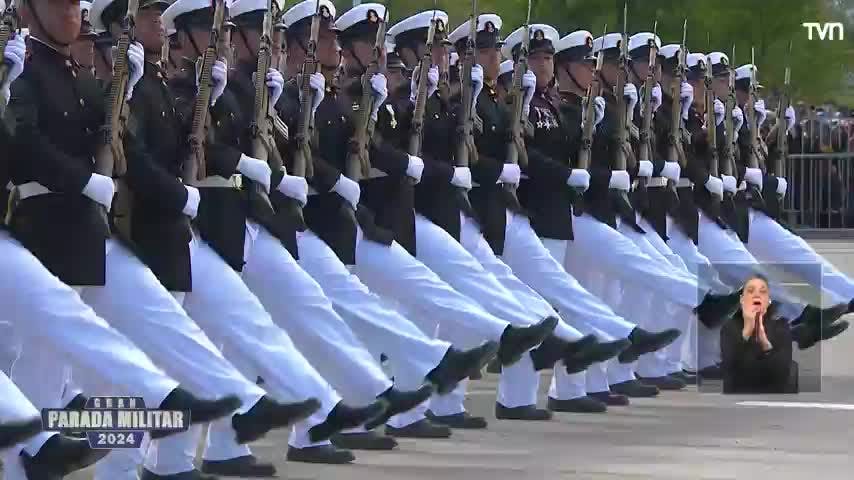 Desfile del Escalón Naval con la banda de Guerra de la Escuela politécnica naval