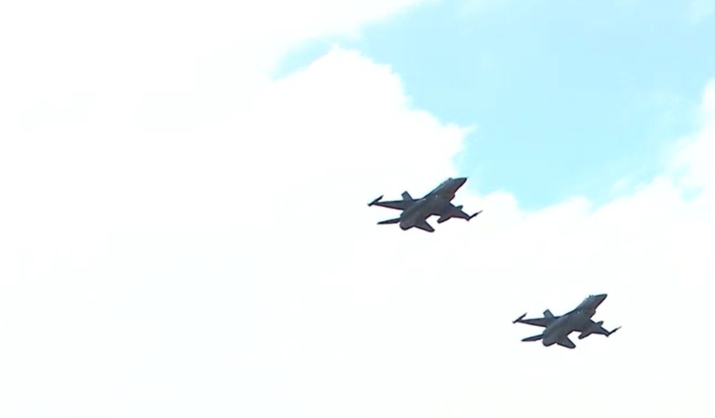 Revive el espectacular paso de los F-16 de la Fuerza Aérea de Chile en la Parada Militar