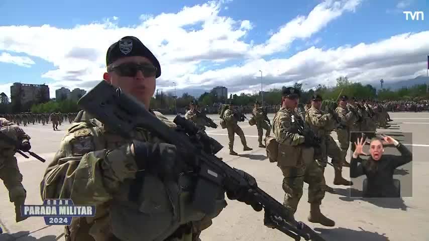 Militares entonan el Himno del Ejército de Chile