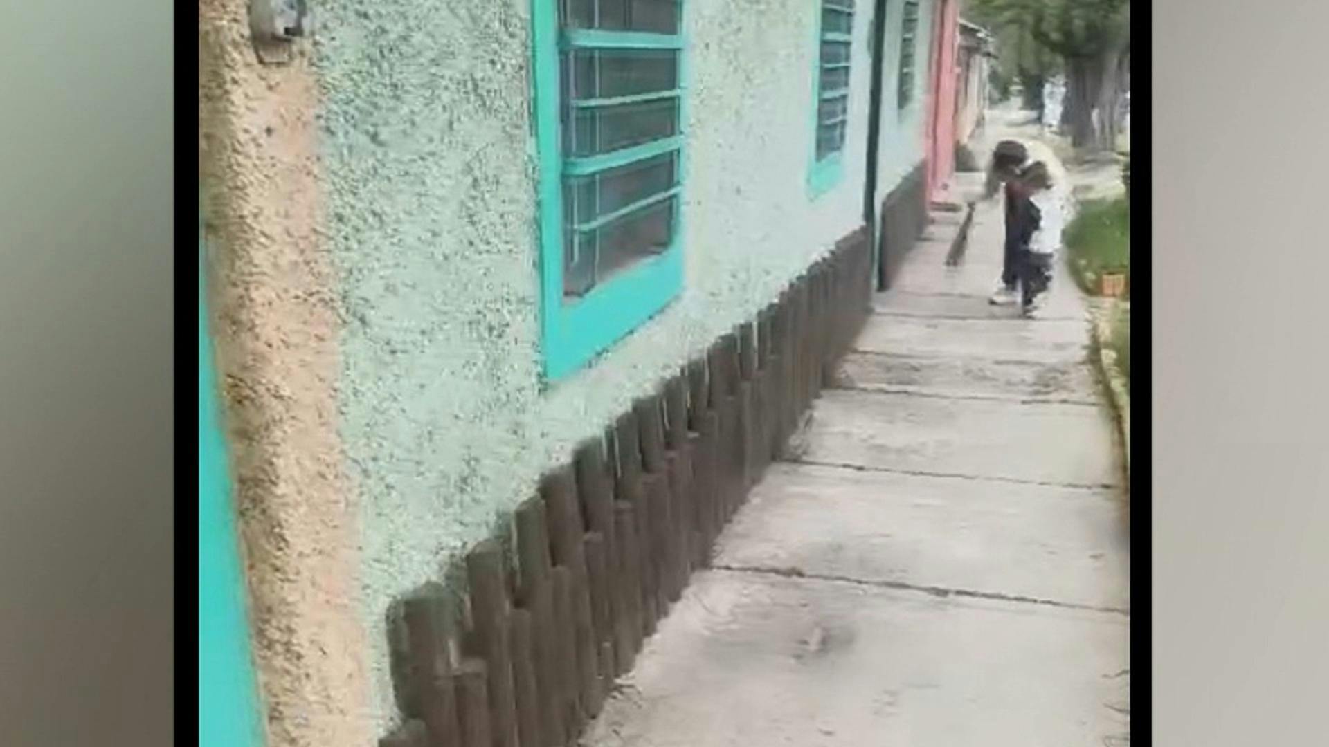 Niño de dos años es captado caminando solo en Limache 