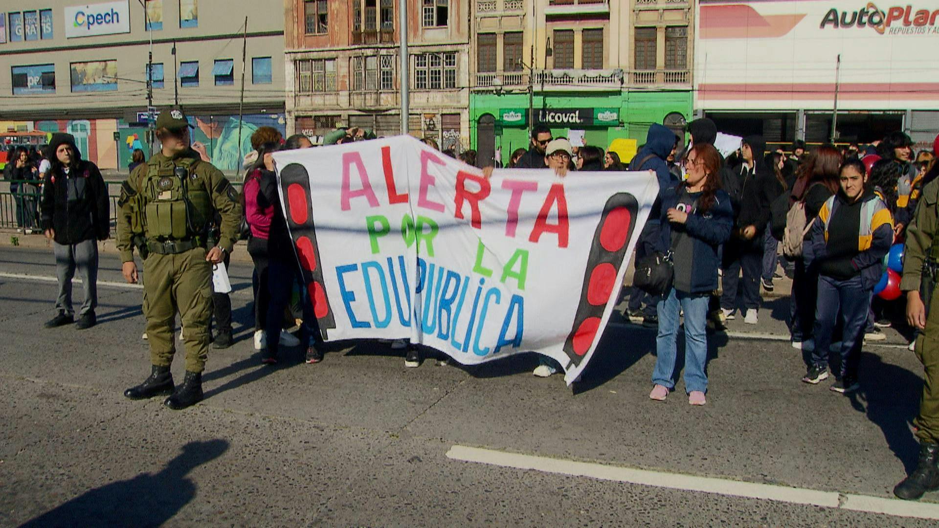 Apoderados y alumnos salen a protestar por malas condiciones en Liceo 1 de Valparaíso