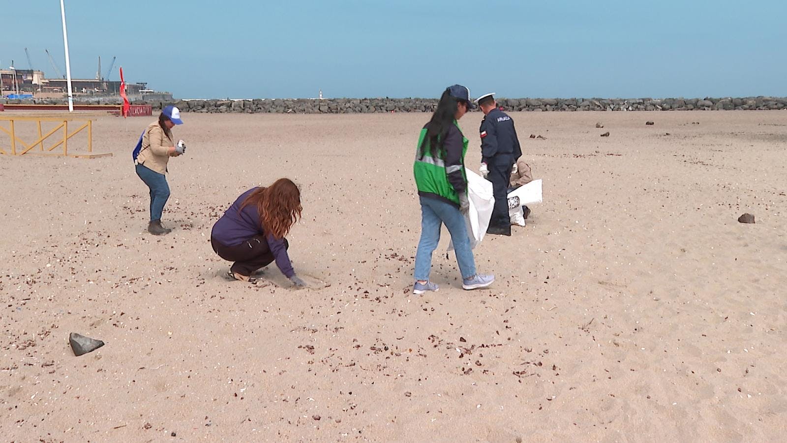 Retiran dos toneladas de basura de las playas antofagastinas 