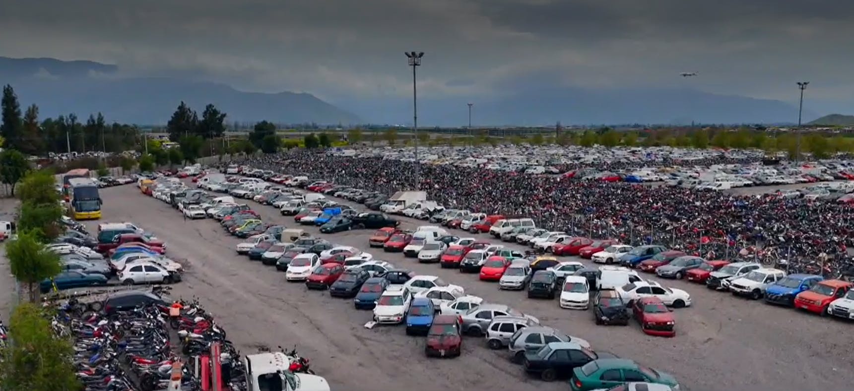 Reportajes Domingo | Aparcaderos: el enigma de los autos abandonados