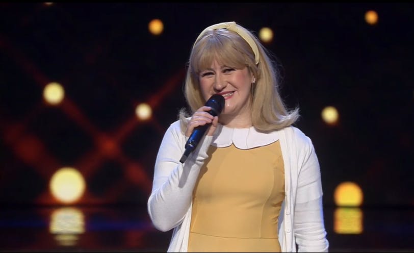 Camila rinde tributo a Olivia Newton John