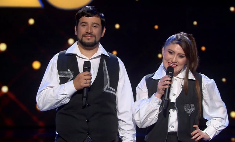 Víctor y Estefany desbordan pasión como dobles de Pimpinela 