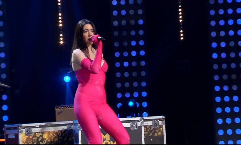 "De día soy abogada y de noche Dua Lipa": Josefa deslumbró con su presentación 