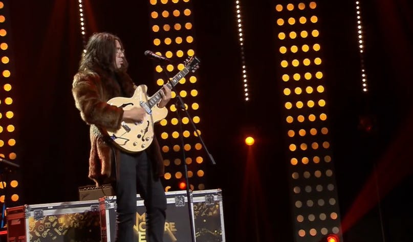 ¡Impresionante! Américo se la jugó con todo como John Lennon 