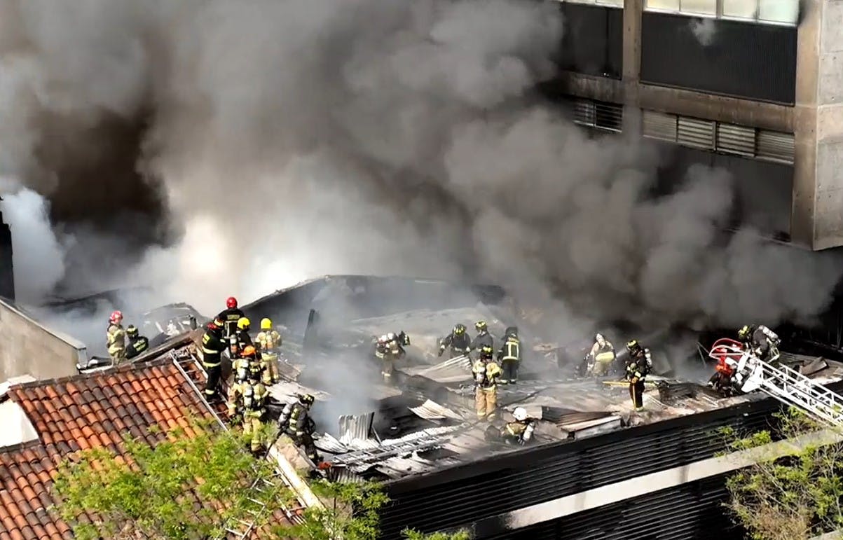 Gran incendio afecta a bodegas chinas en Santiago Centro 