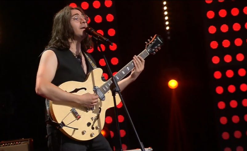Américo quiere ser el quinto "Beatle" como John Lennon 