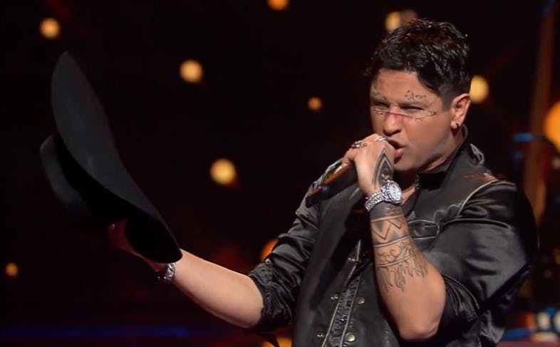 Miguel canta "La mitad" y se transforma en Christian Nodal