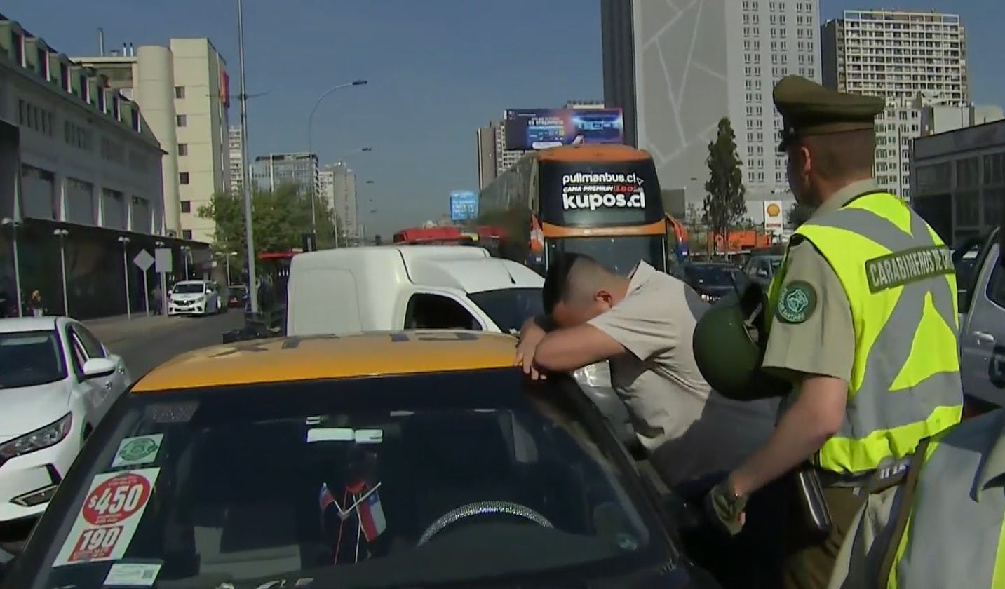 Lo sorprendieron con el taxímetro adulterado y comenzó a llorar frente a Carabineros