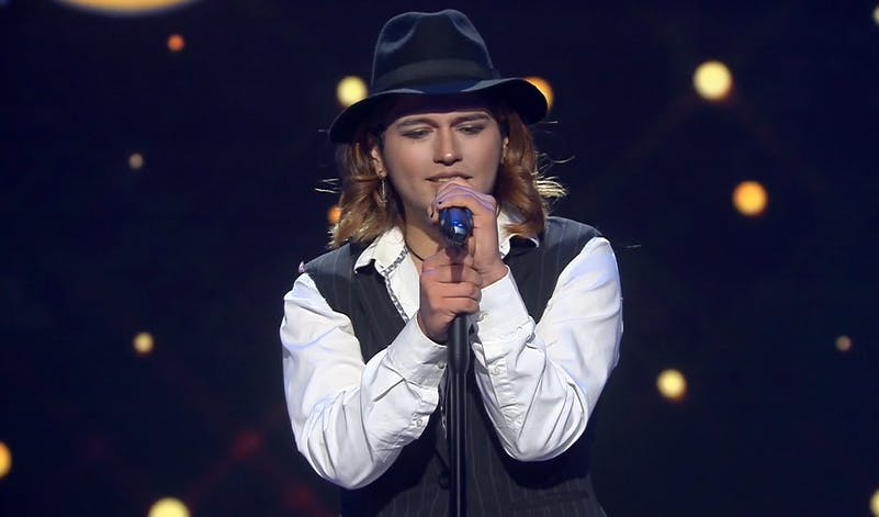 Se le olvidó la letra, pero sacó adelante a Maneskin