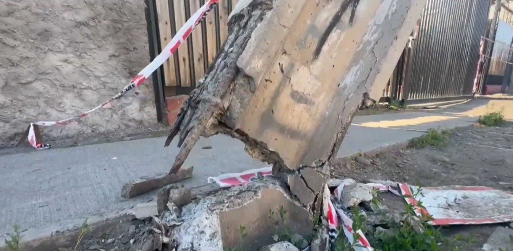Poste en mal estado amenaza a vecinos con caer sobre sus casas 