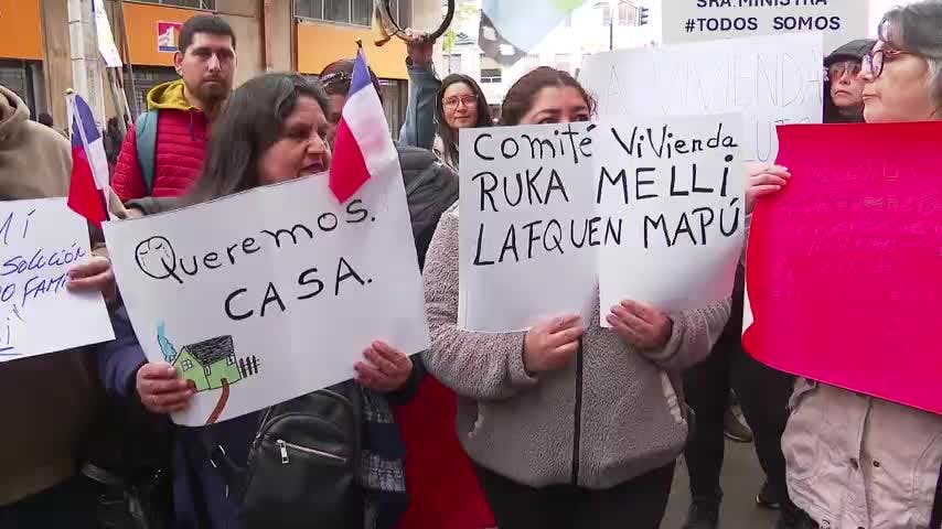 Comité protesta frente al Minvu demandando permisos