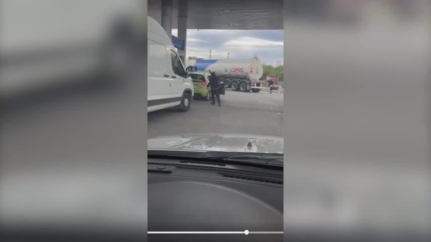 A disparos correteó a quienes agredían a bomberos