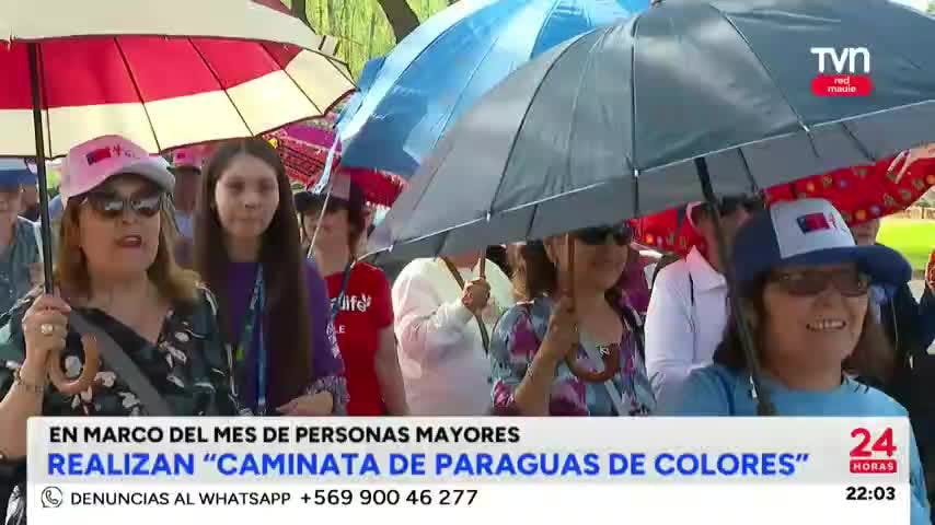 Cientos de adultos mayores realizan Caminata de Paraguas de Colores