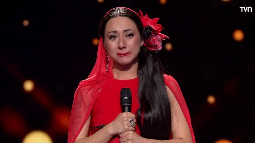 Se emociona cada vez que sube al escenario: mira a Joanna como Isabel Pantoja