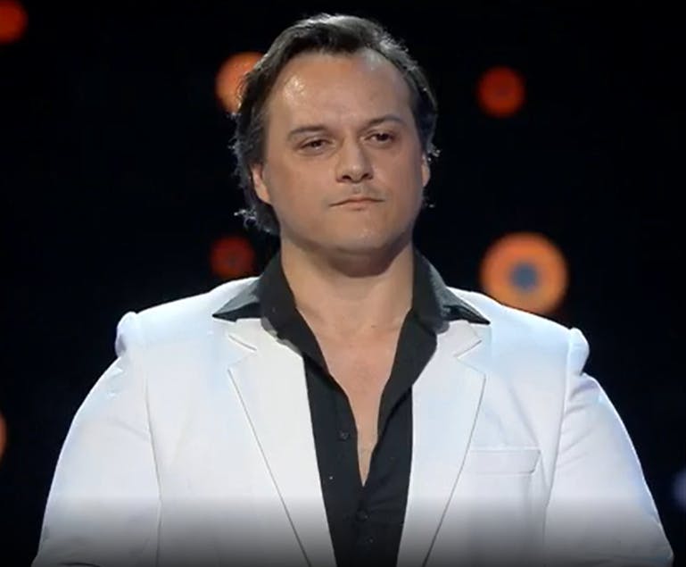 Sebastián interpreta el clásico "Un beso y una flor" de Nino Bravo