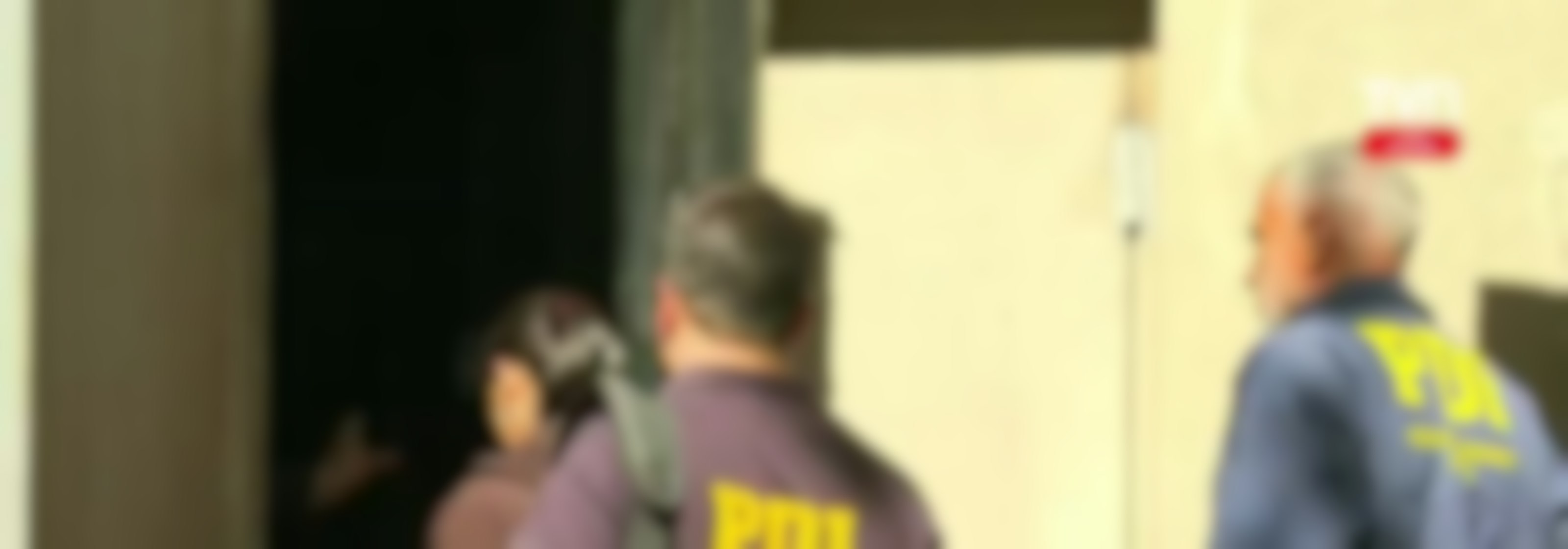 Con armas y sin rostro cubierto