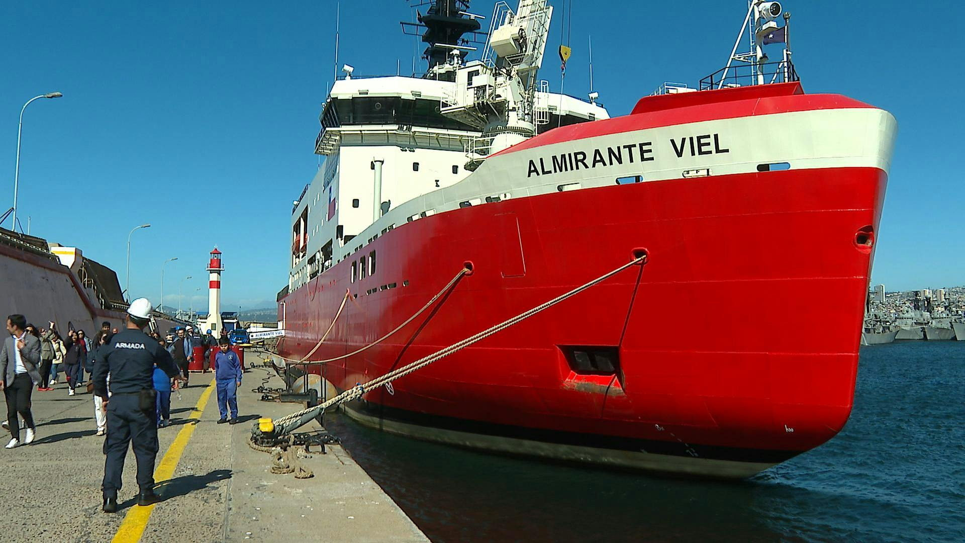 Escolares visitan rompehielos Almirante Viel 