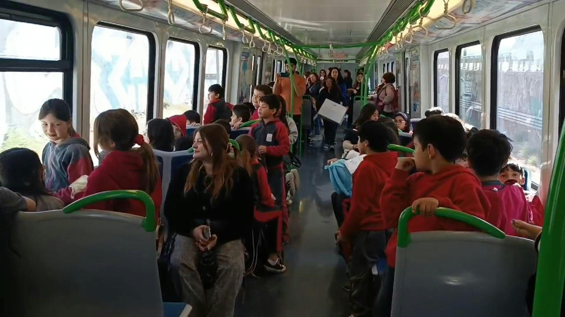 Estudiantes viajaron en tren para participar en el Festival Internacional Ojo de Pescado