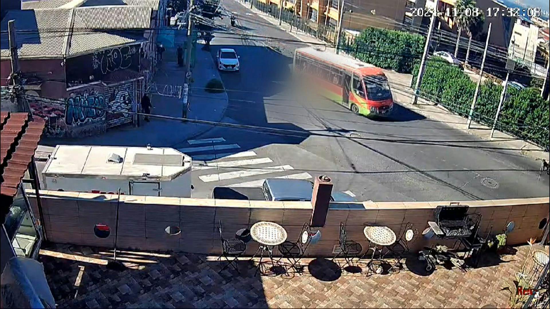Universitaria muere tras caer desde microbús en Valparaíso 