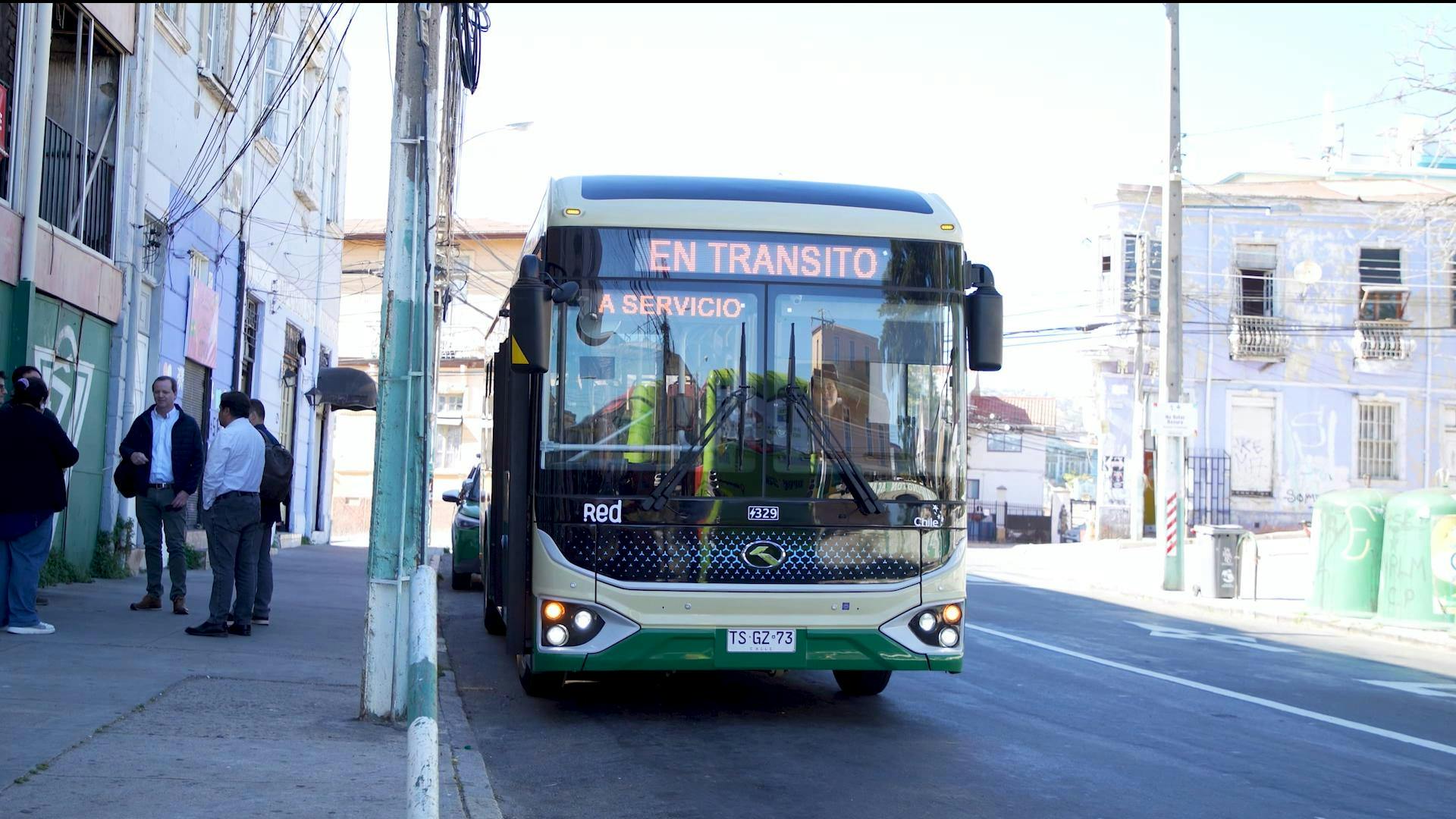 Flamantes buses eléctricos hacen su estreno en Valparaíso