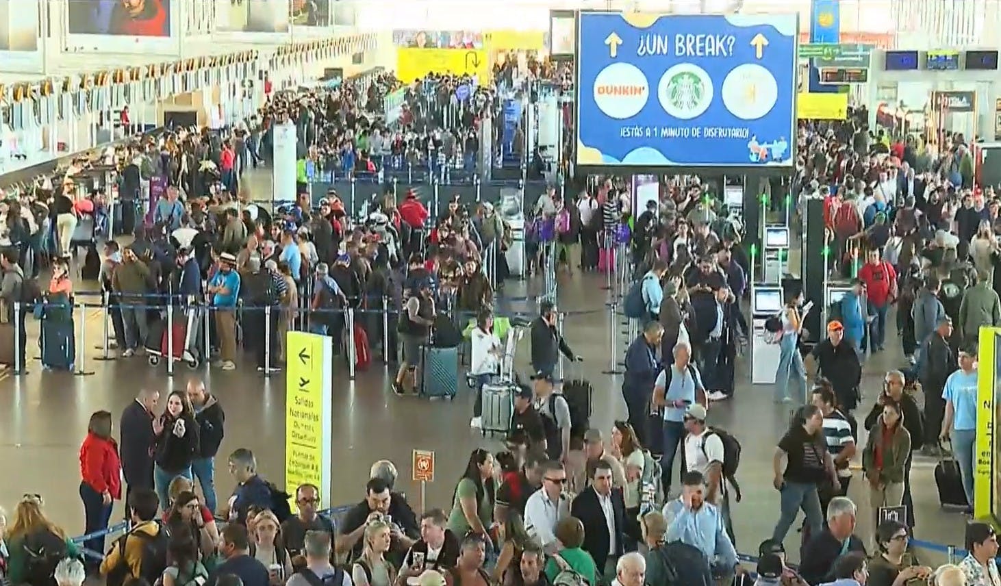 ¡A tener paciencia! Largas filas y demoras en el aeropuerto por movilización de DGAC 