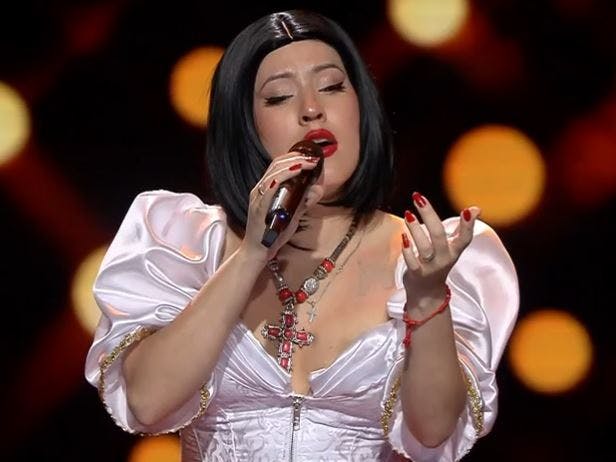 Ángela Aguilar destaca por su "buen dominio en el escenario"