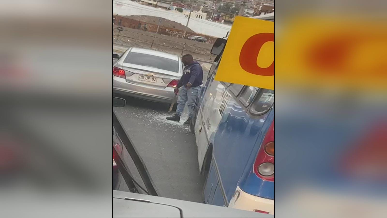 Detienen a chofer que amenazó a conductor con un machete 