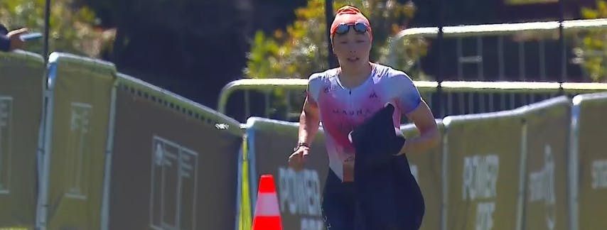 ¡Lista para el ciclismo! Macarena Salazar es la primera en salir del agua