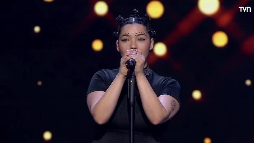 Daniela Vásquez interpreta a Björk en el escenario de Mi Nombre Es