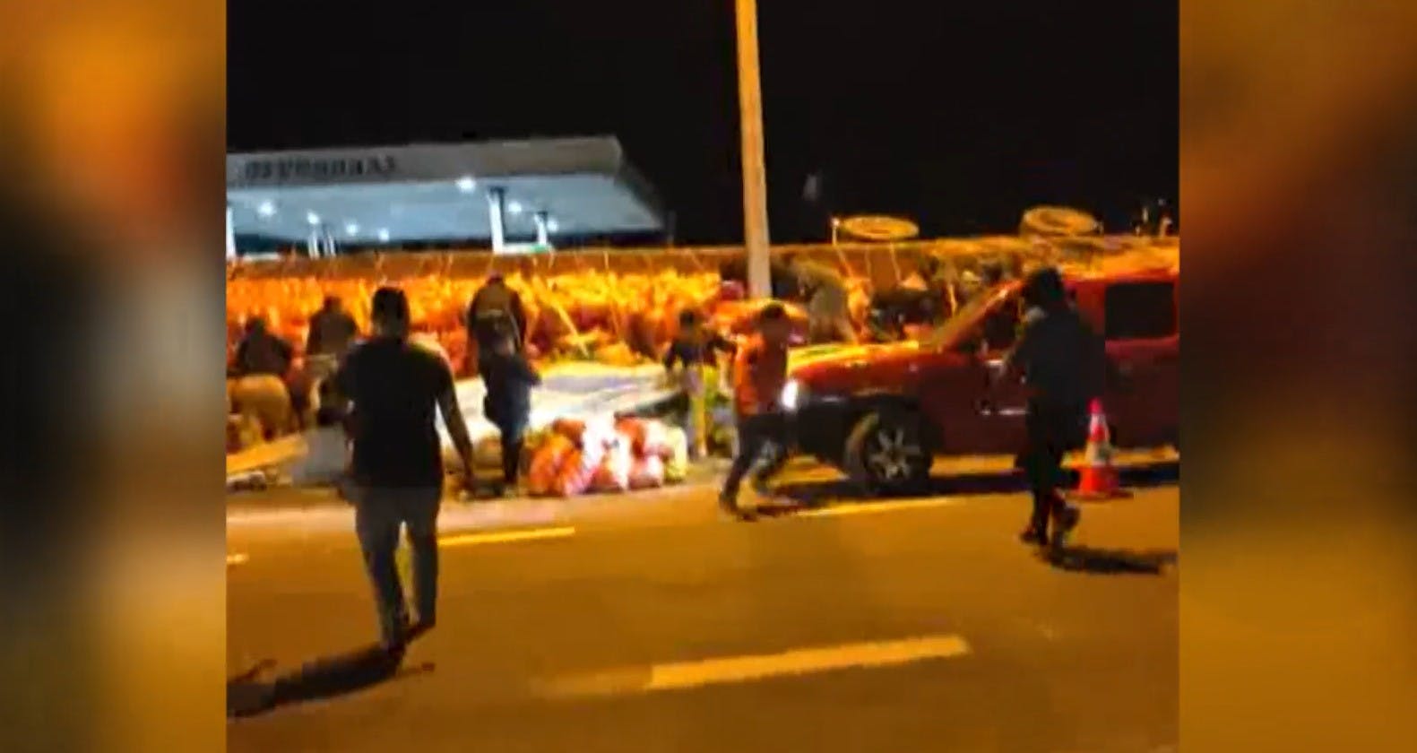 Verguenza y decepción: Con autos de lujo se roban limones de camión accidentado en Chañaral 