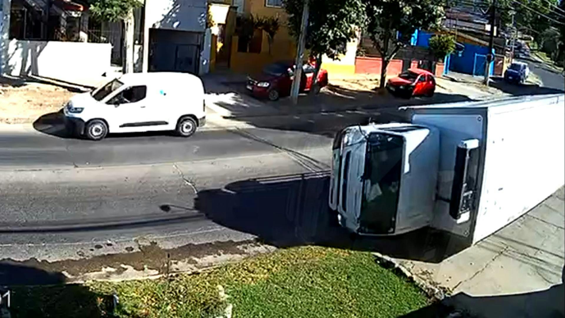 Impactante volcamiento de camión deja un fallecido y a dos personas heridas