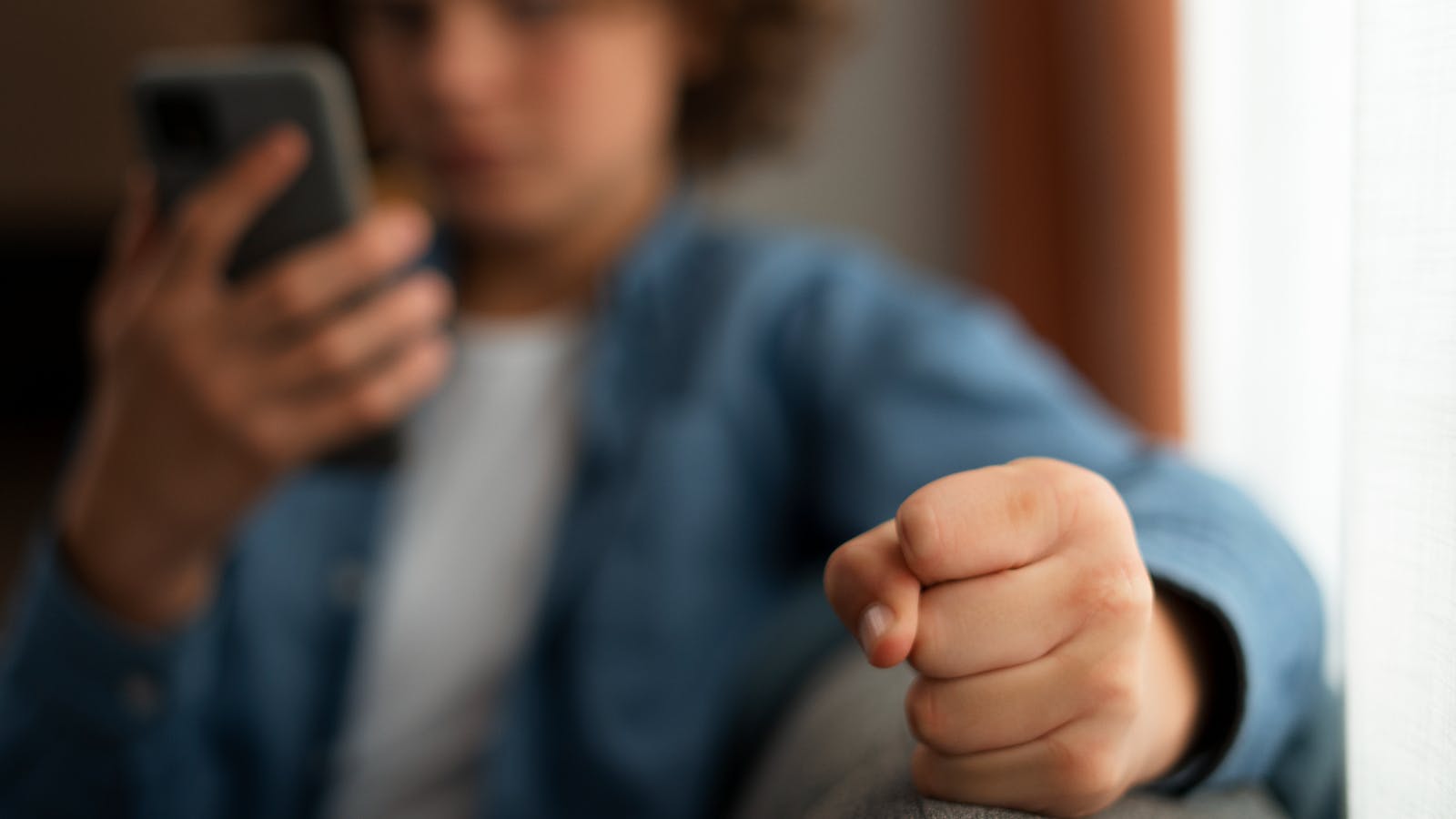 Australia prohíbe RR.SS. a menores de 16 años: Estudios son concluyentes del impacto negativo