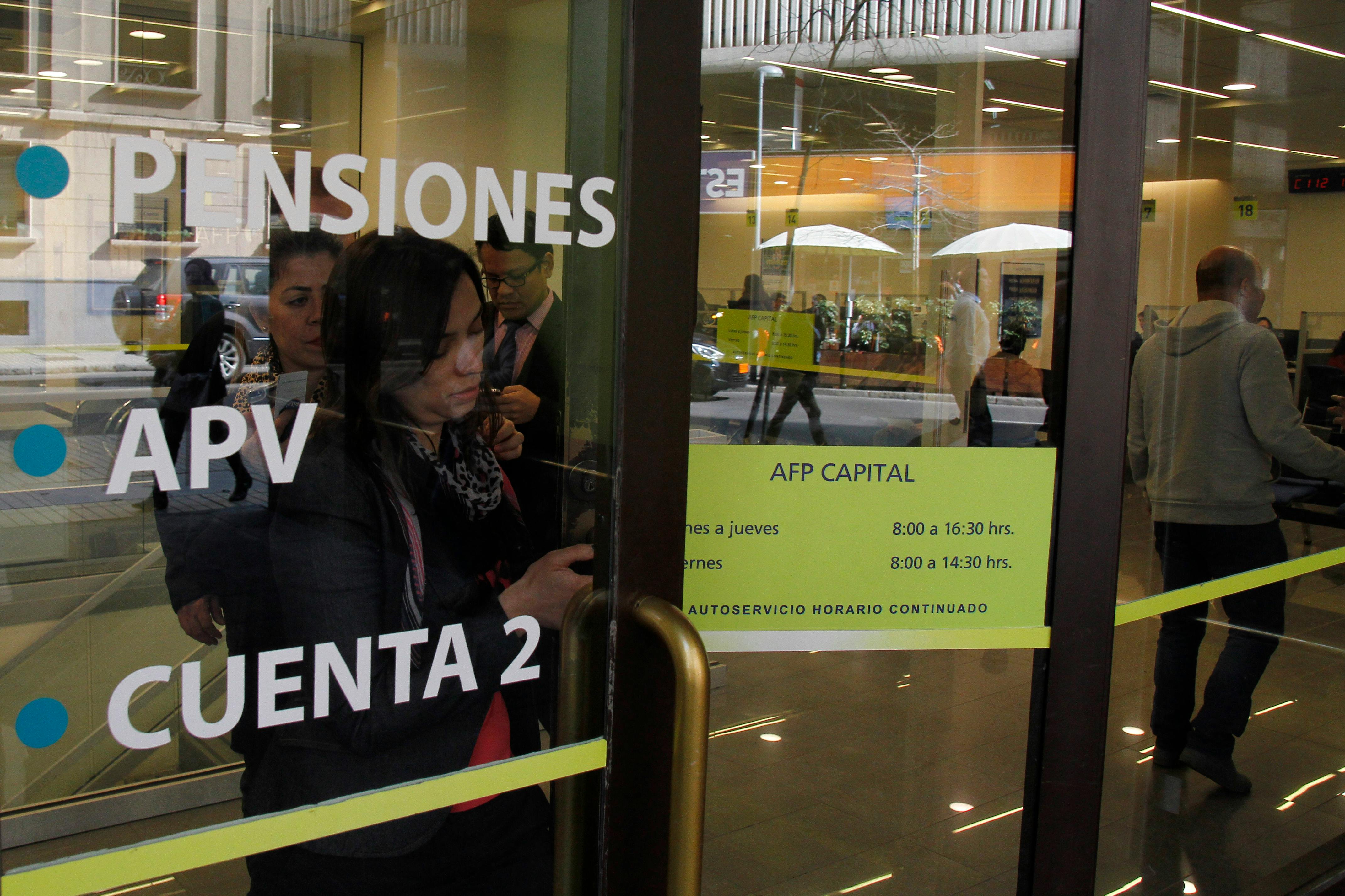 Encuesta: personas atribuyen a responsabilidad política