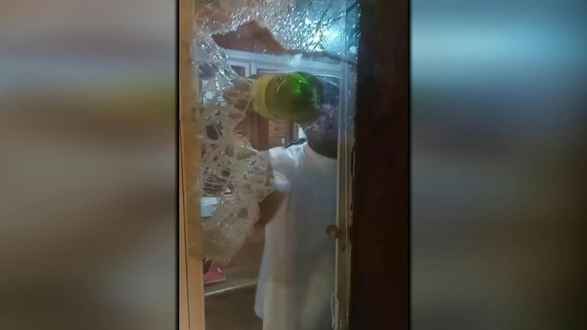 Pareja realizo varios destrozos en tradicional ascensor porteño 